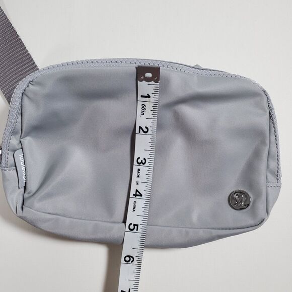 NEW Lululemon Women’s Everywhere Belt Bag 1L Silver Drop Nylon Athleisure - Picture 6 of 7